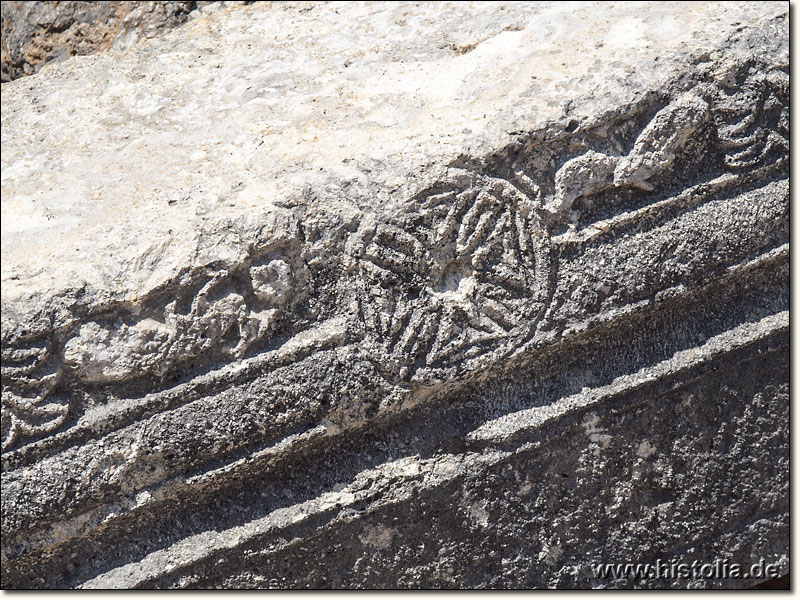 Karakabakli in Kilikien - Kreuzsymbol auf einem umgestürzten Architrav eines Eingangstores