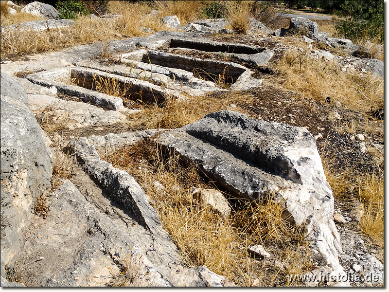 Korasion in Kilikien - Gruppe von mehreren in den anstehenden Fels geschlagenen Grabkästen