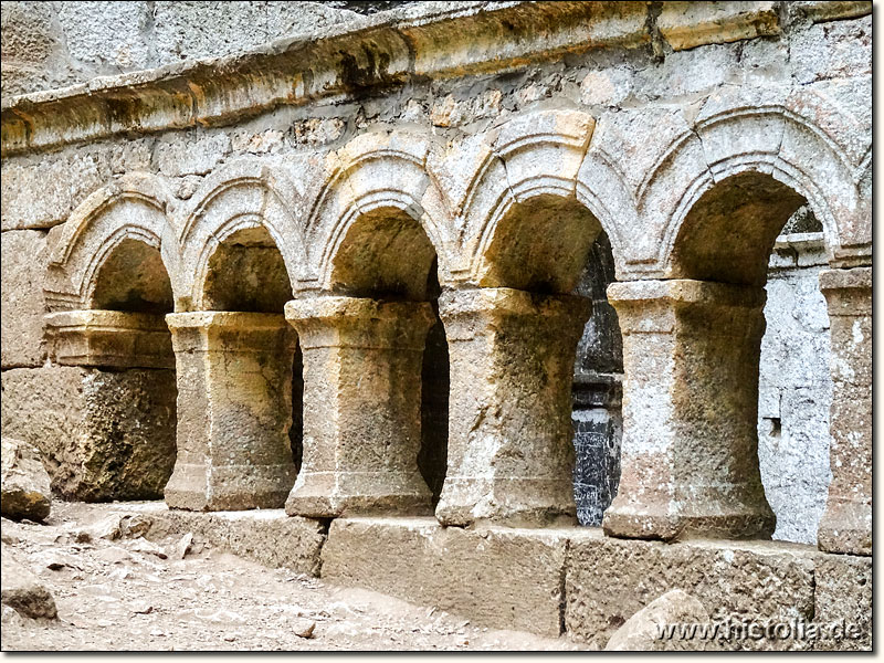 Korykion-Antron in Kilikien - Fensterkonstruktion der kleine Marien-Kirche am Eingang der südlichen Grotte