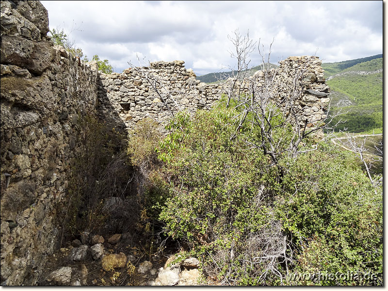Marassos in Kilikien - Byzantinische Mauer- und Gebäudereste auf dem Siedlungshügel von Marassos