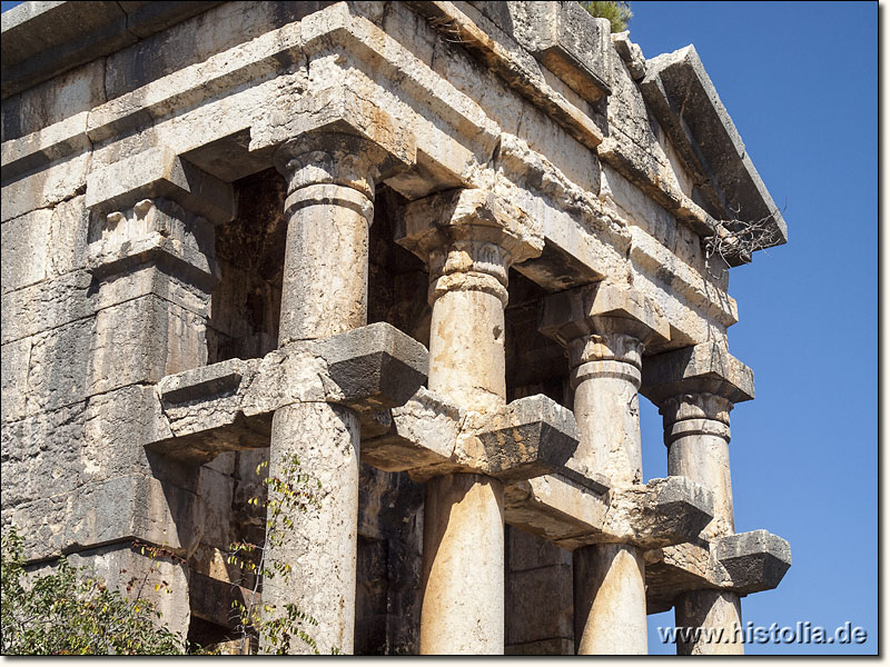 Mezgit-Kale in Kilikien - 4 vorgebaute Säulen mit korinthischen Kapitellen und Podesten für Statuen oder Büsten