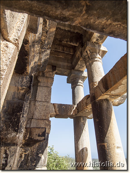 Mezgit-Kale in Kilikien - Vorgebaute Säulen mit korinthischen Kapitellen und Podesten für Statuen oder Büsten