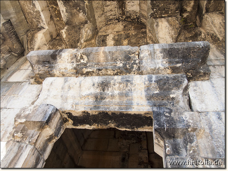 Mezgit-Kale in Kilikien - Haupeingang des Tempelgrabes mit doppeltem Architrav und unlesbarer Inschriftenplatte