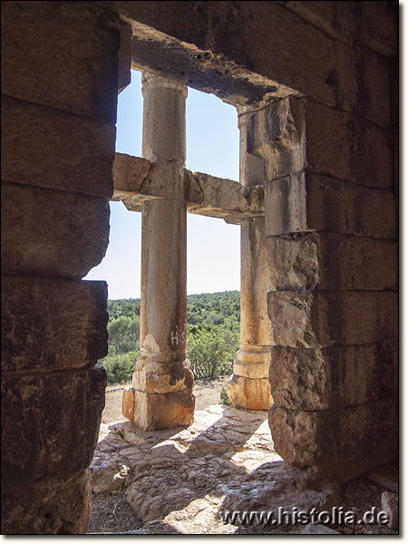 Mezgit-Kale in Kilikien - Blick aus der Grabkammer durch die korinthischen Säulen auf das Umland