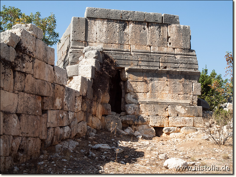 Pasli in Kilikien - Römisch kaiserzeitliches Grabhaus mit Eingang zur Grabkammer