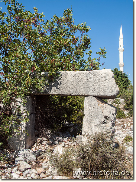Pasli in Kilikien - Tor-Eingang eines Wohnhauses; dahinter das Minaret der türkischen Ortschaft Öztürkmenli