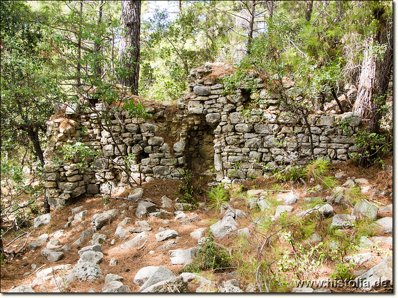 Pisarissos in Pamphylien - Mauerreste eines größeren Gebäudes auf dem Siedlungshügel