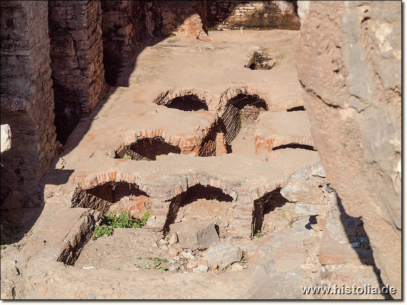 Siebenschläfer-Höhle in Karien - Gräber und Grabnischen unter dem Boden der Basilika