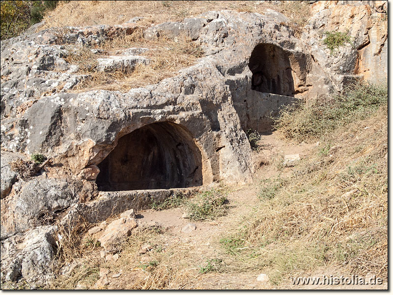 Siebenschläfer-Höhle in Karien - Grabnischen im Fels oberhalb der Basilika
