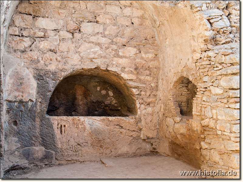 Siebenschläfer-Höhle in Karien - Grabnischen im Eingangsbereich / Narthex der Basilika