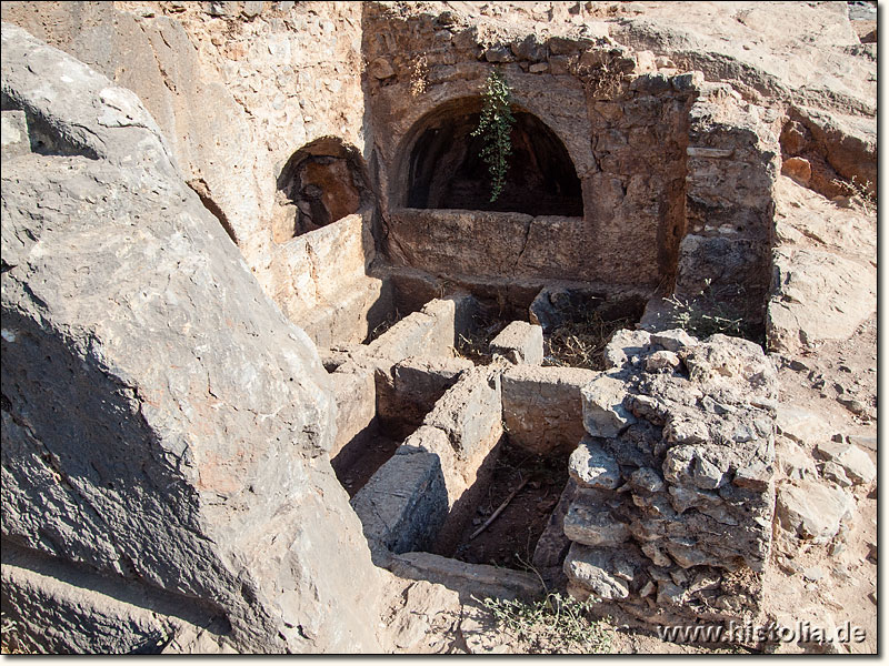 Siebenschläfer-Höhle in Karien - Grabanlage mit Kastengräbern und Grabnischen im Fels oberhalb der Basilika